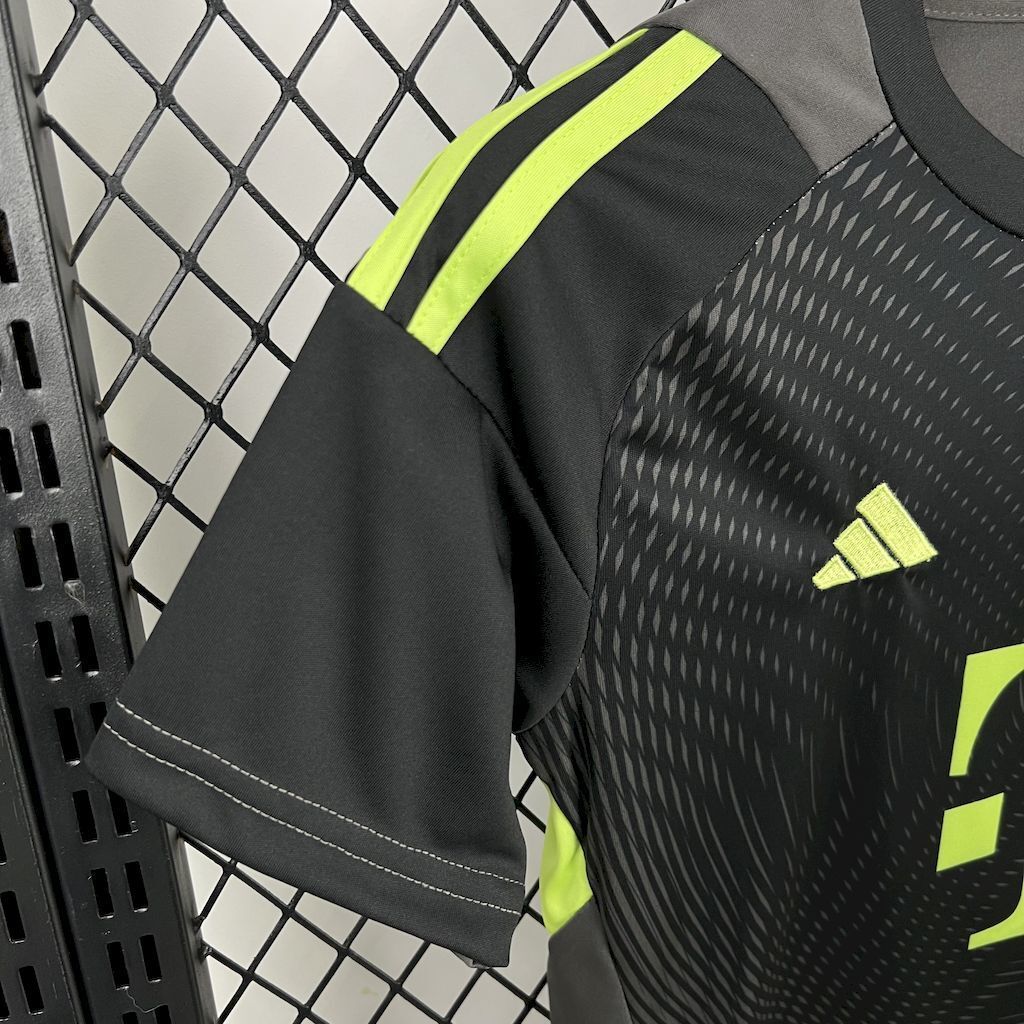 Bayern Munich 2025/26 Blackn Goalkeeper Kids Kit11