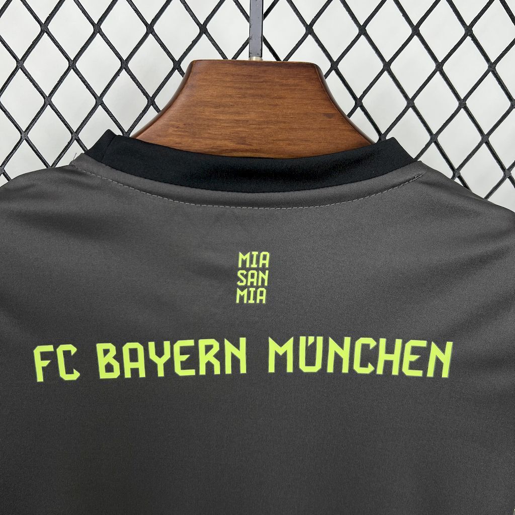 Bayern Munich 2025/26 Blackn Goalkeeper Kids Kit11
