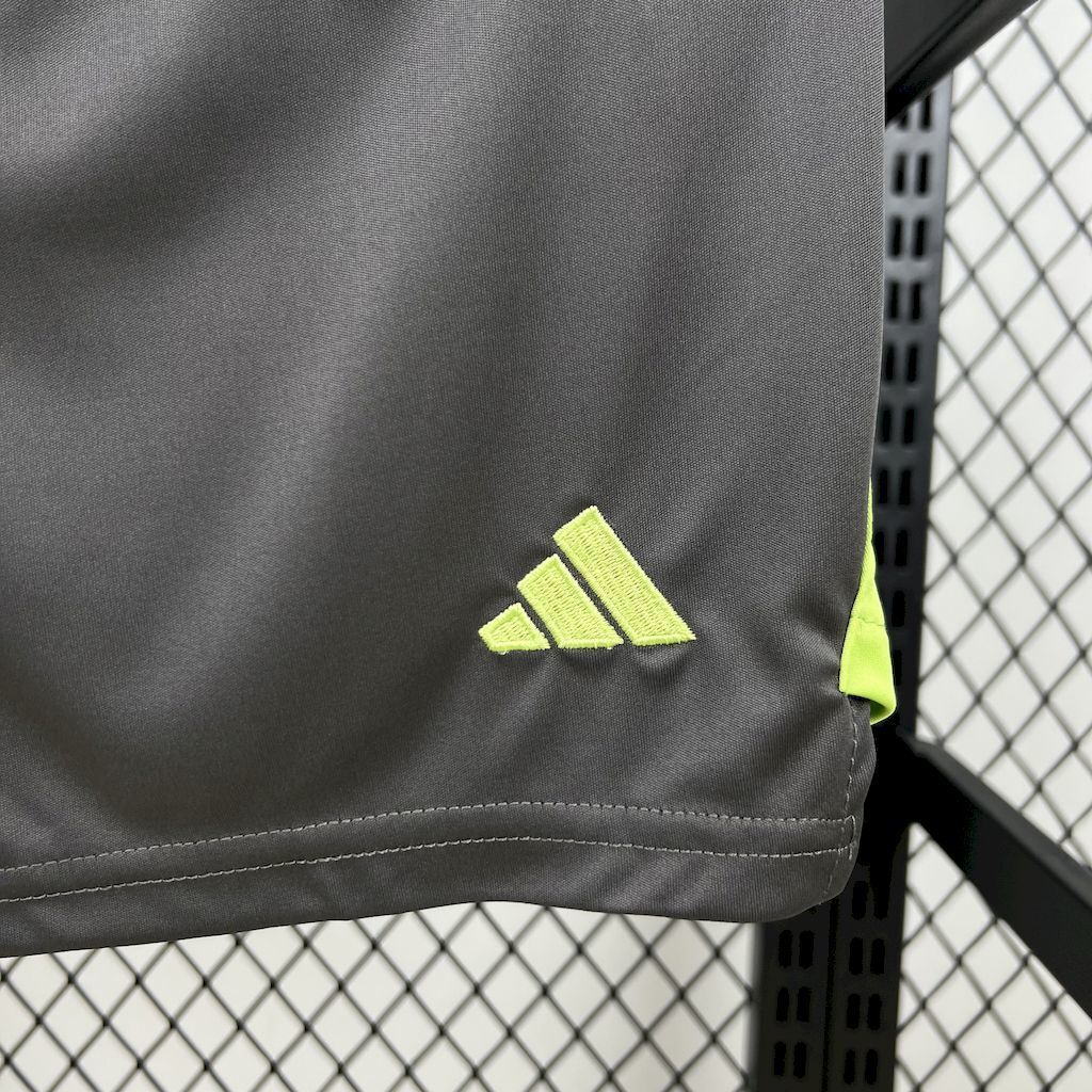Bayern Munich 2025/26 Blackn Goalkeeper Kids Kit11