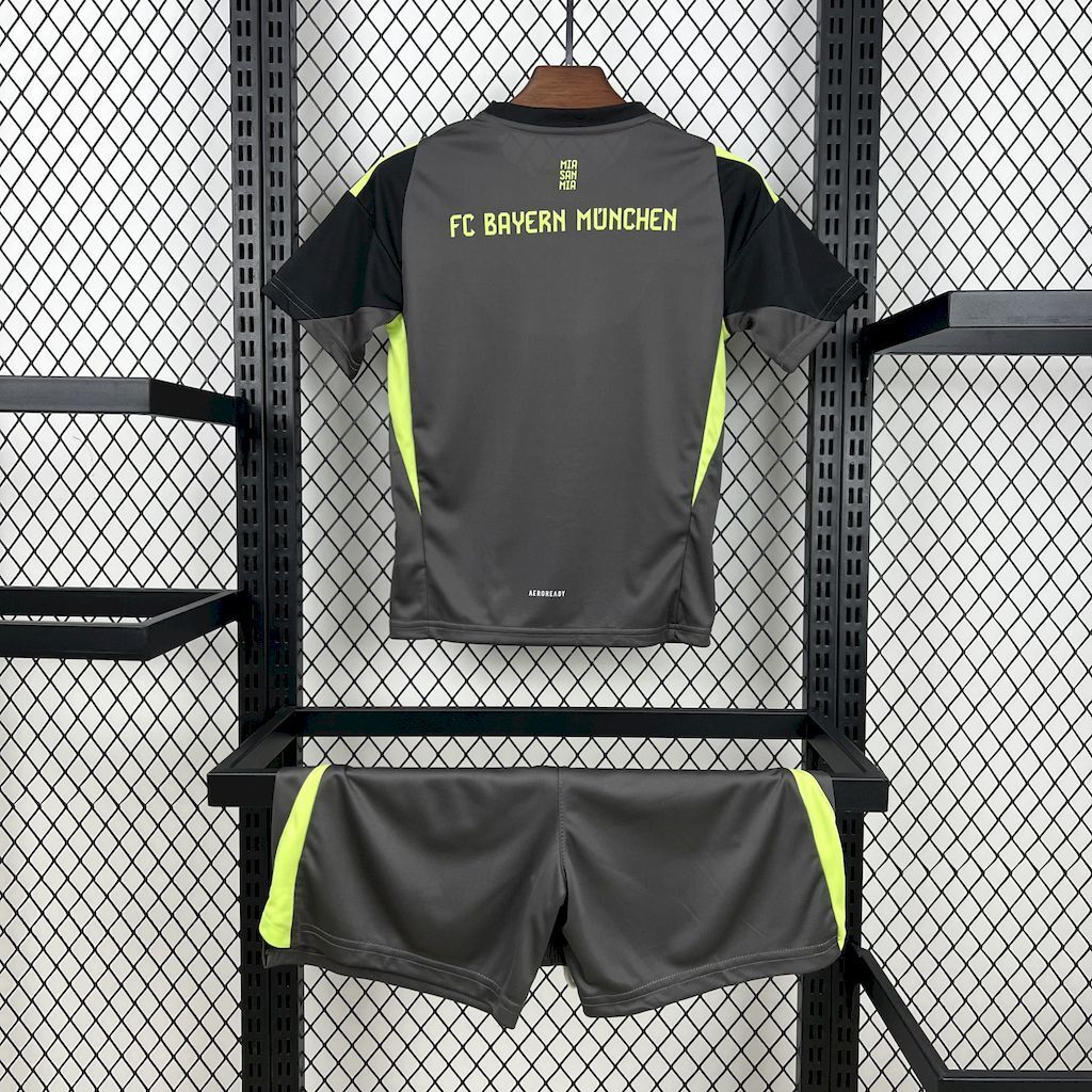 Bayern Munich 2025/26 Blackn Goalkeeper Kids Kit11