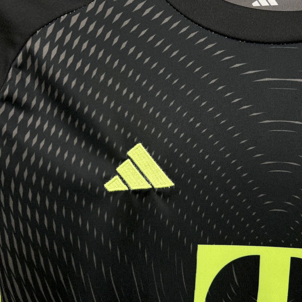 Bayern Munich 2025/26 Blackn Goalkeeper Kids Kit11